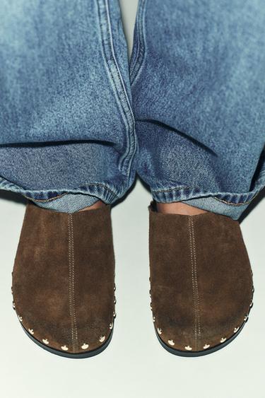 SABOTS EN CUIR CLOUTÉS - Marron de Zara - Image 1