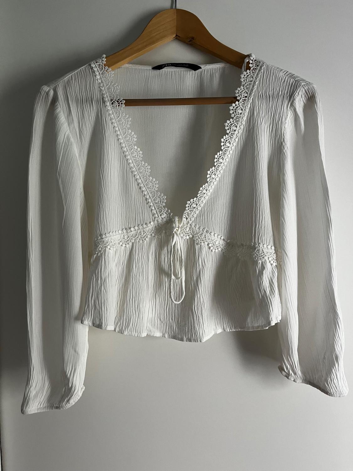 FLOWING BLOUSE WITH MATCHING DETAIL