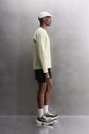 T-SHIRT PERFORÉ À MANCHES LONGUES - Citron vert de Zara - Image 3