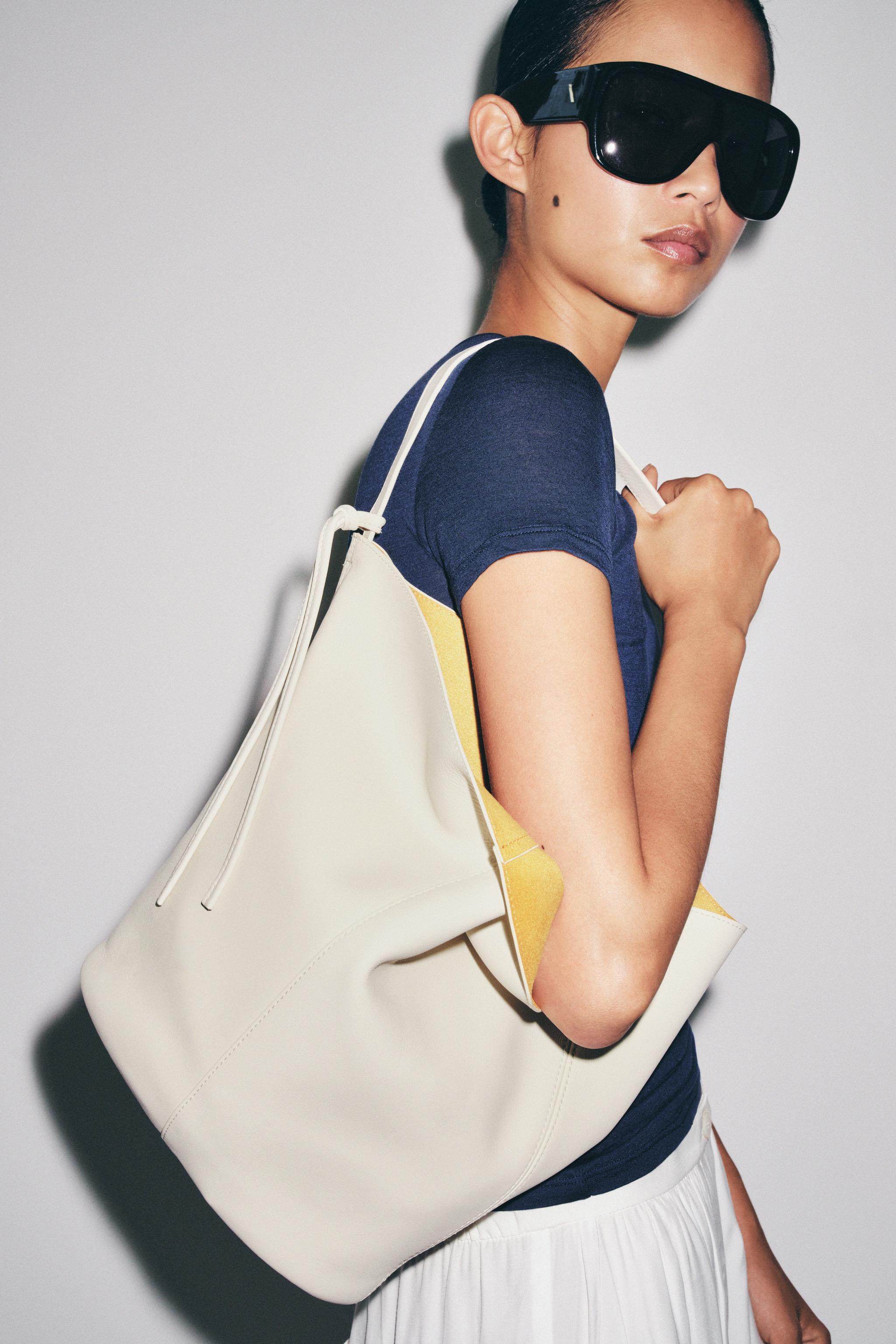 LEATHER SHOULDER BAG — white