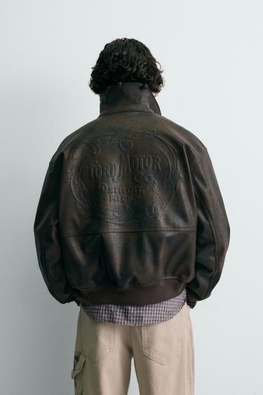 جاكيت بومبر من الجلد الصناعي المنقوش من فورد © - بني الخاص بـ Zara