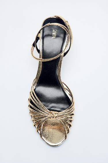 METALLIC-ABSATZSANDALETTE MIT KNOTEN - Goldfarben von Zara