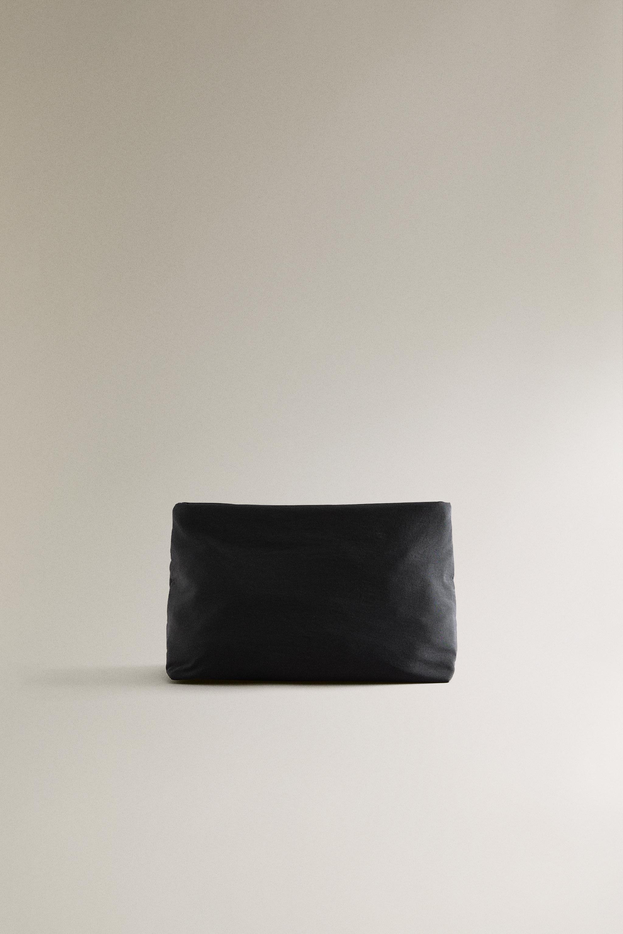 TECHNICAL FABRIC TOILETRY BAG