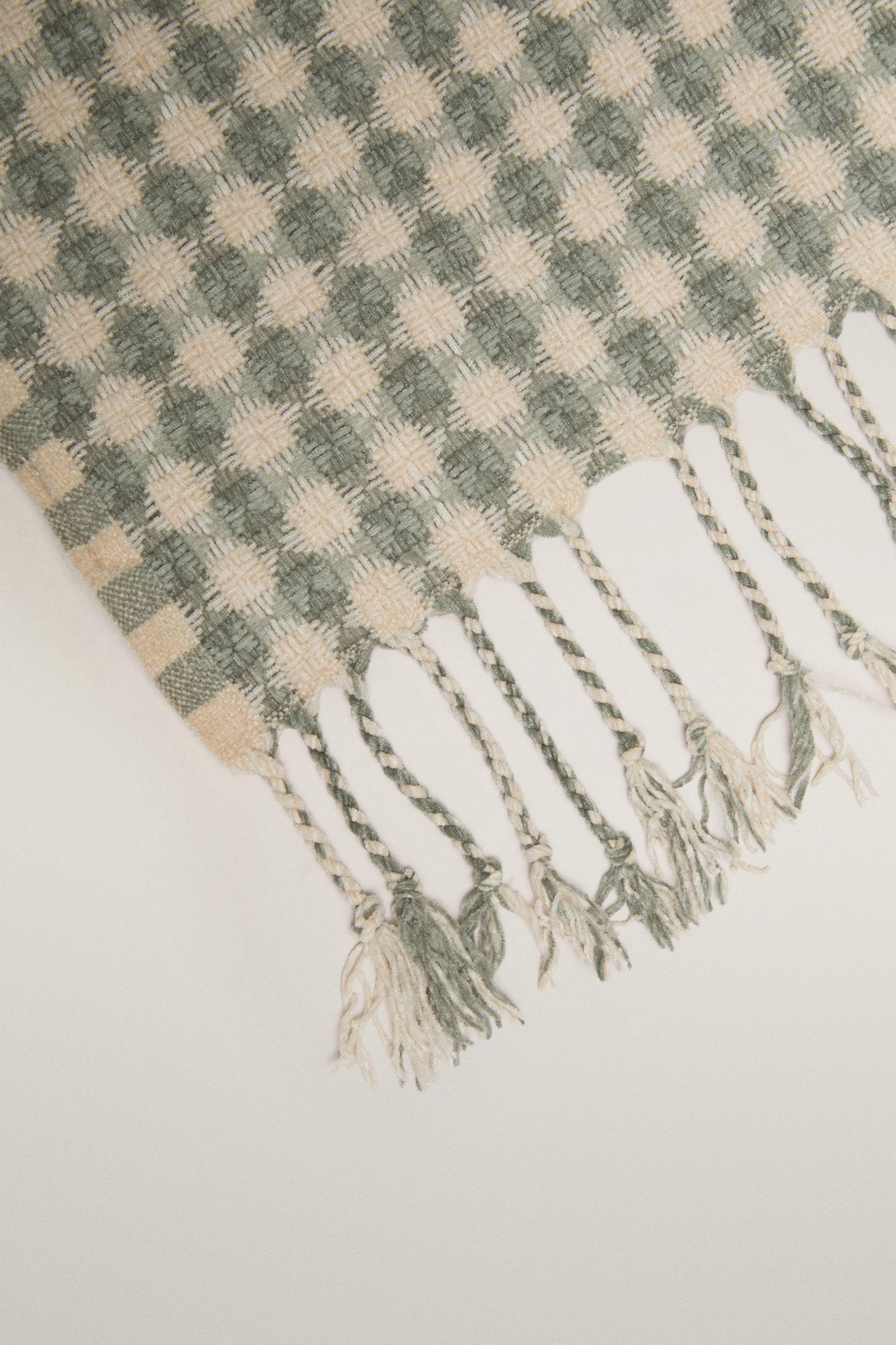 CHECKED JACQUARD BLANKET