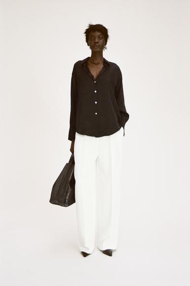 חולצת סאטן Basic - שחור של Zara