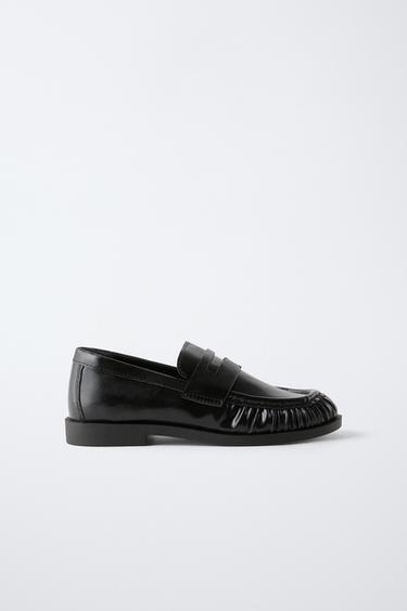 КЛАССИЧЕСКИЕ ЛОФЕРЫ СО СБОРКАМИ — Черный от Zara — изображение 0