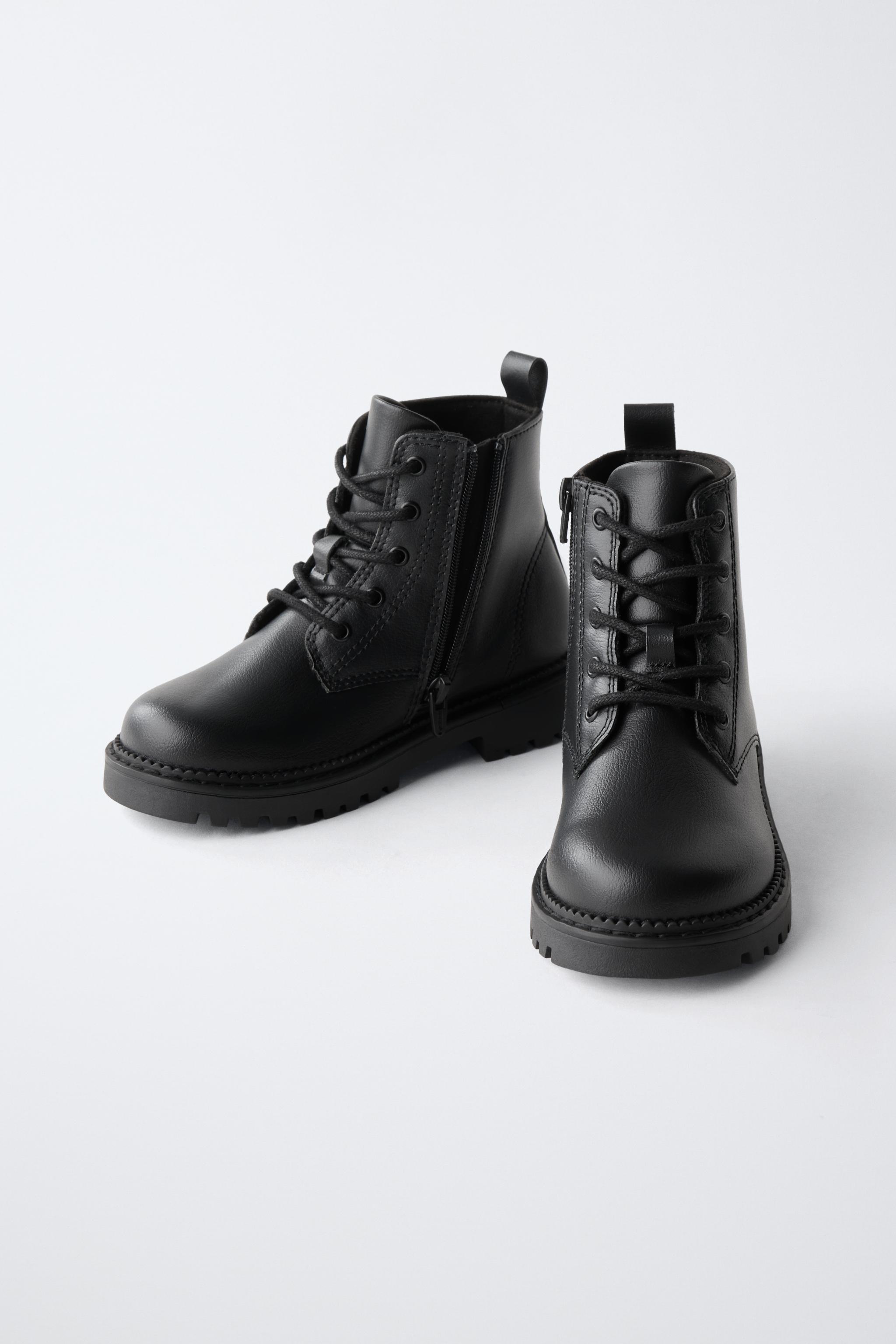 BOTTINES À LACETS