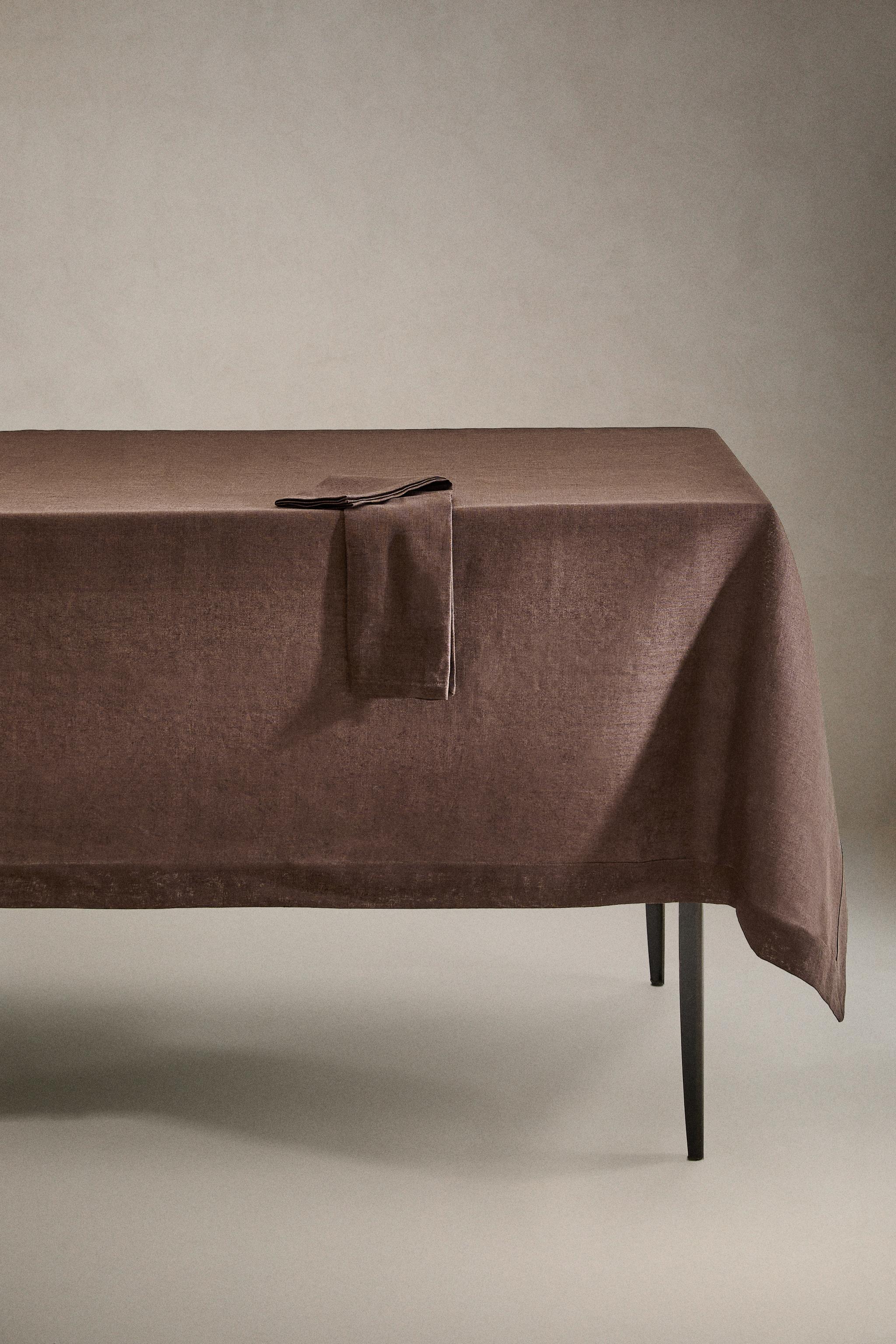PLAIN-COLOURED LINEN TABLECLOTH