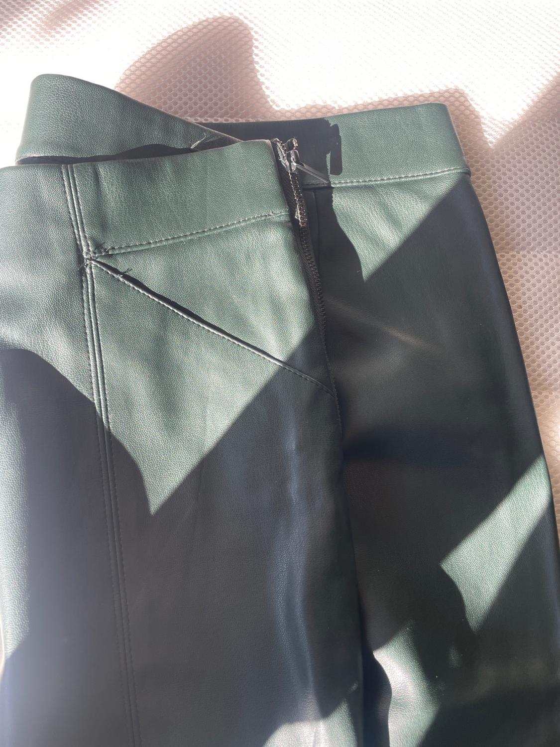 PANTALONES VERDES EFECTO PIEL - Image 4
