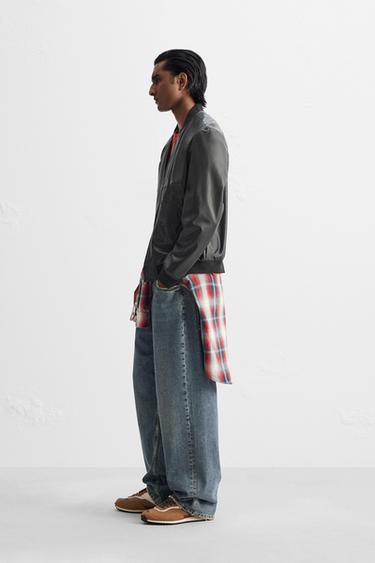 CAZADORA BOMBER EFECTO PIEL - Negro de Zara