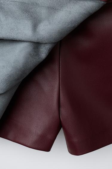 JUPE-SHORT EN MATIÈRE SYNTHÉTIQUE AVEC PLIS PLATS - Bordeaux de Zara - Image 3