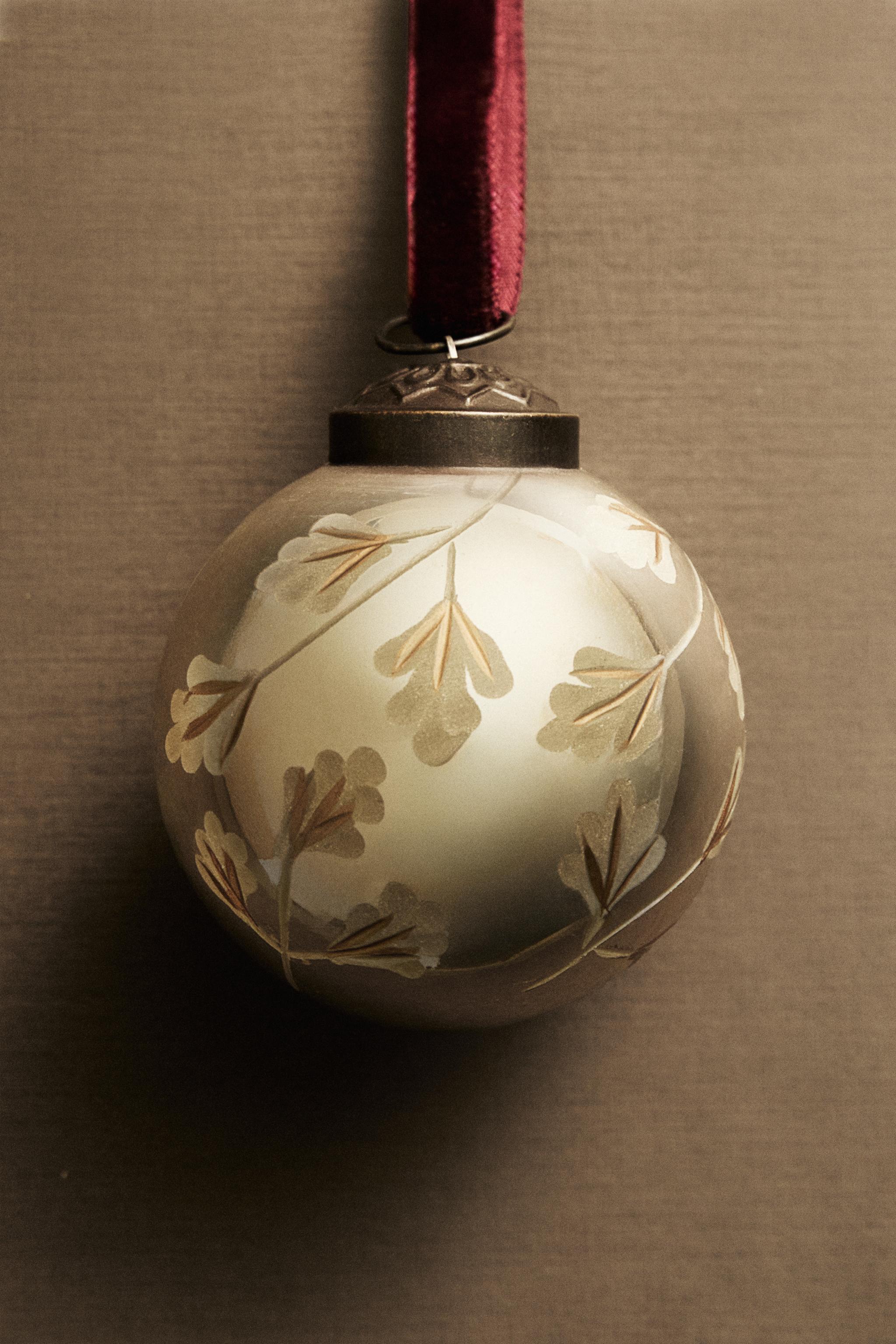 SHINY CHRISTMAS TREE BALL ORNAMENT WITH LEAVES