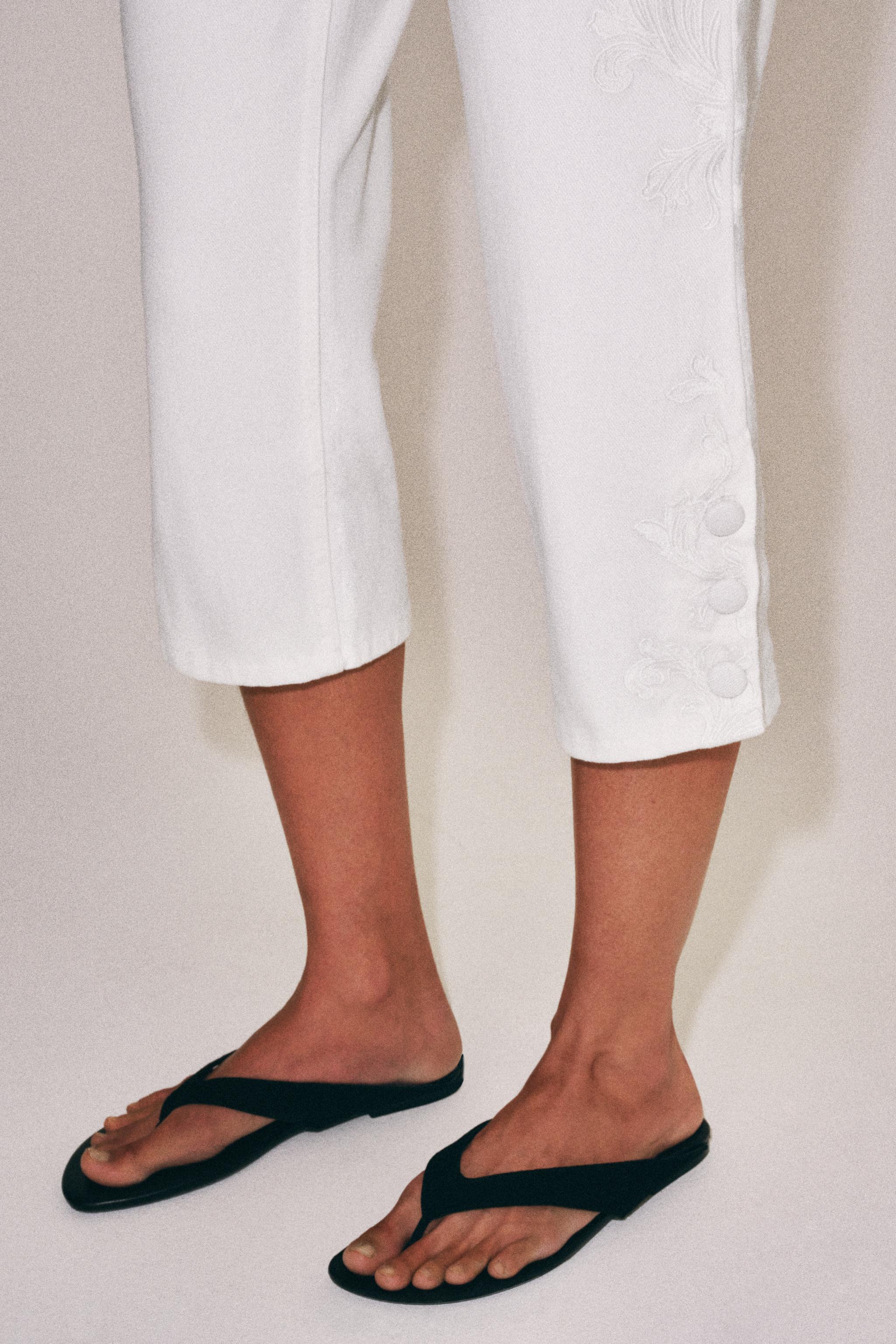 ZW COLLECTION EMBROIDERED MID-RISE CAPRI JEANS