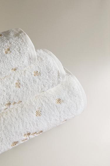 SERVIETTE DE BAIN BRODERIE TRÈFLE - Doré de Zara - Image 1