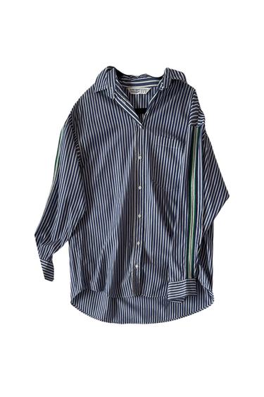 CAMISA A RAYAS BLANCA Y AZUL CON DETALLE EN MANGA LATERAL