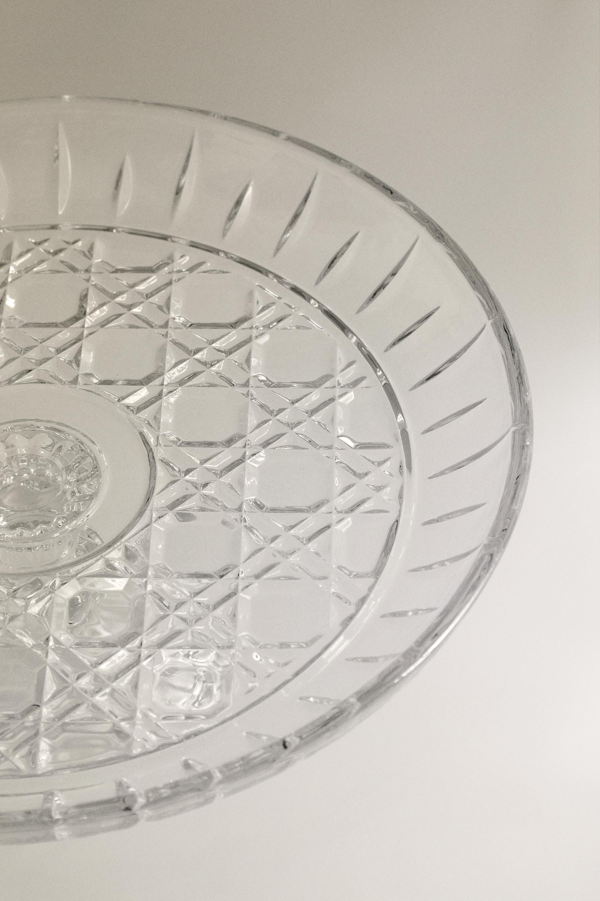 RAISED GLASS SERVING DISH WITH DIAMOND DESIGN