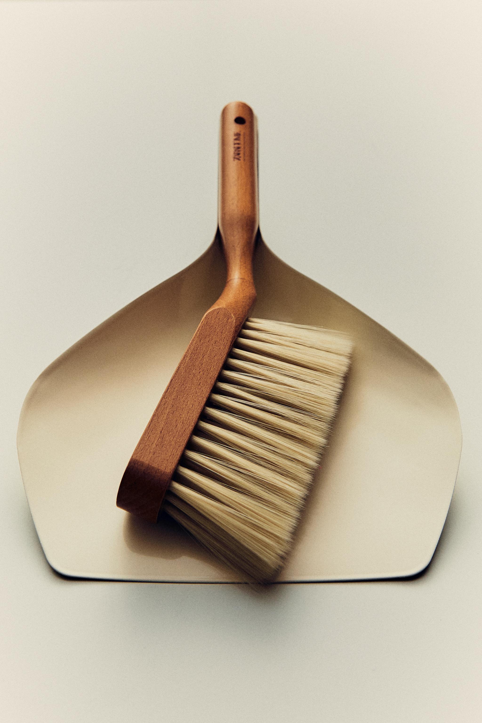 BRUSH AND DUSTPAN SET — White