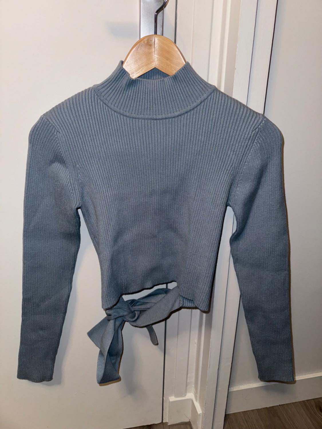 KNIT SWEATER WITH CUT-OUT DETAIL