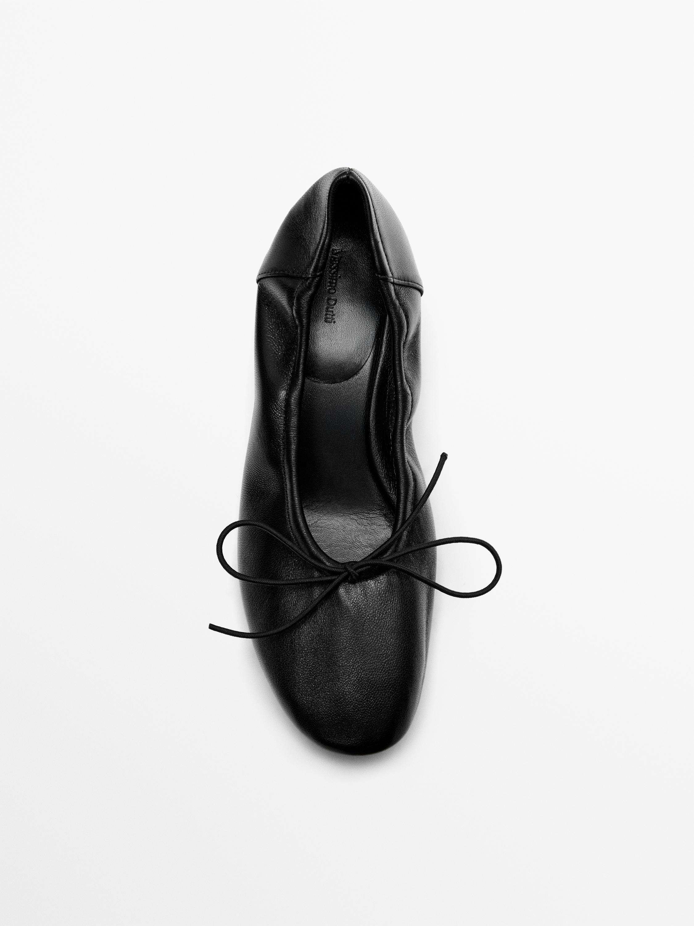 Ballerine à talon en cuir