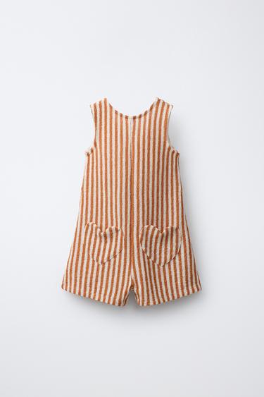 KURZER STRICKOVERALL MIT TASCHEN UND STREIFEN - Toffeefarben von Zara