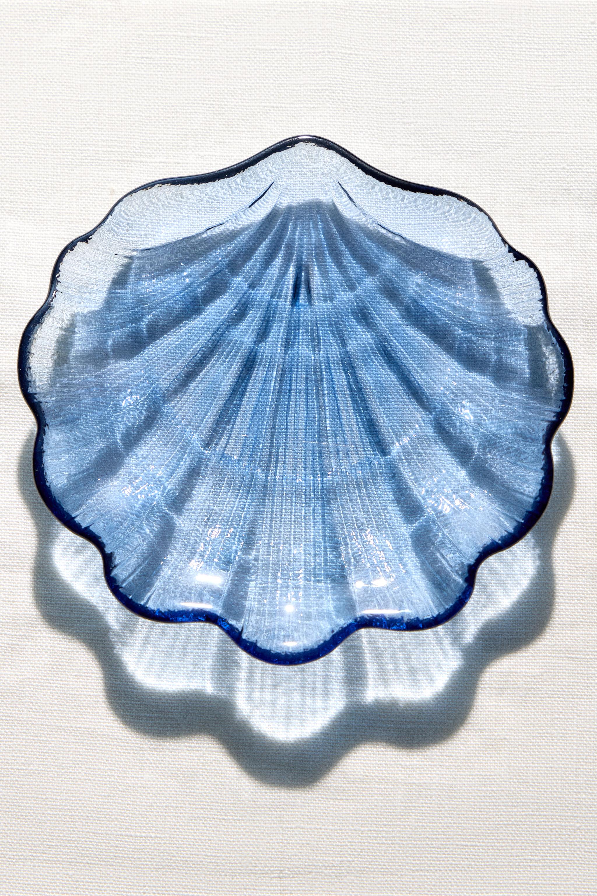 WAVY SHELL GLASS BOWL — Blue