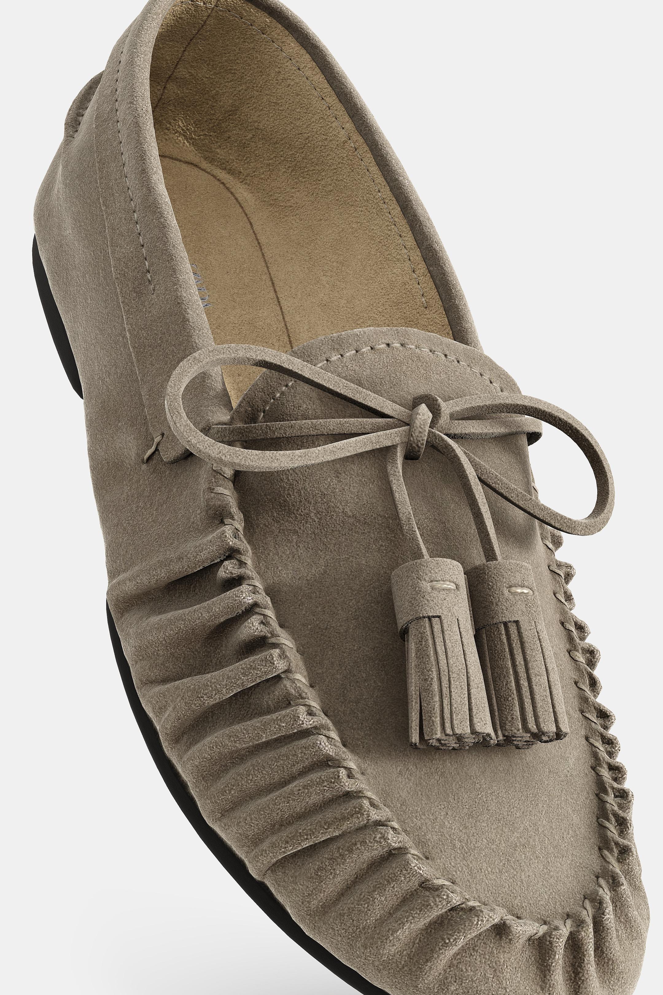 MOCASÍN BORLAS SERRAJE - Gris de Zara