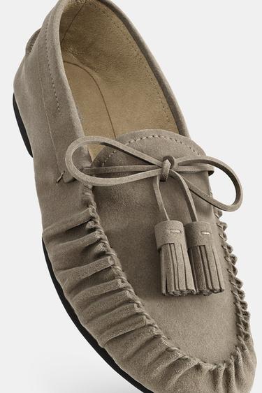 MOCASSINS À POMPONS EN CUIR SUÉDÉ - Gris de Zara - Image 6