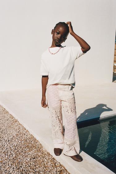 PANTALÓN RECTO PATCHWORK BORDADO SUÍZO - rosa clara de Zara