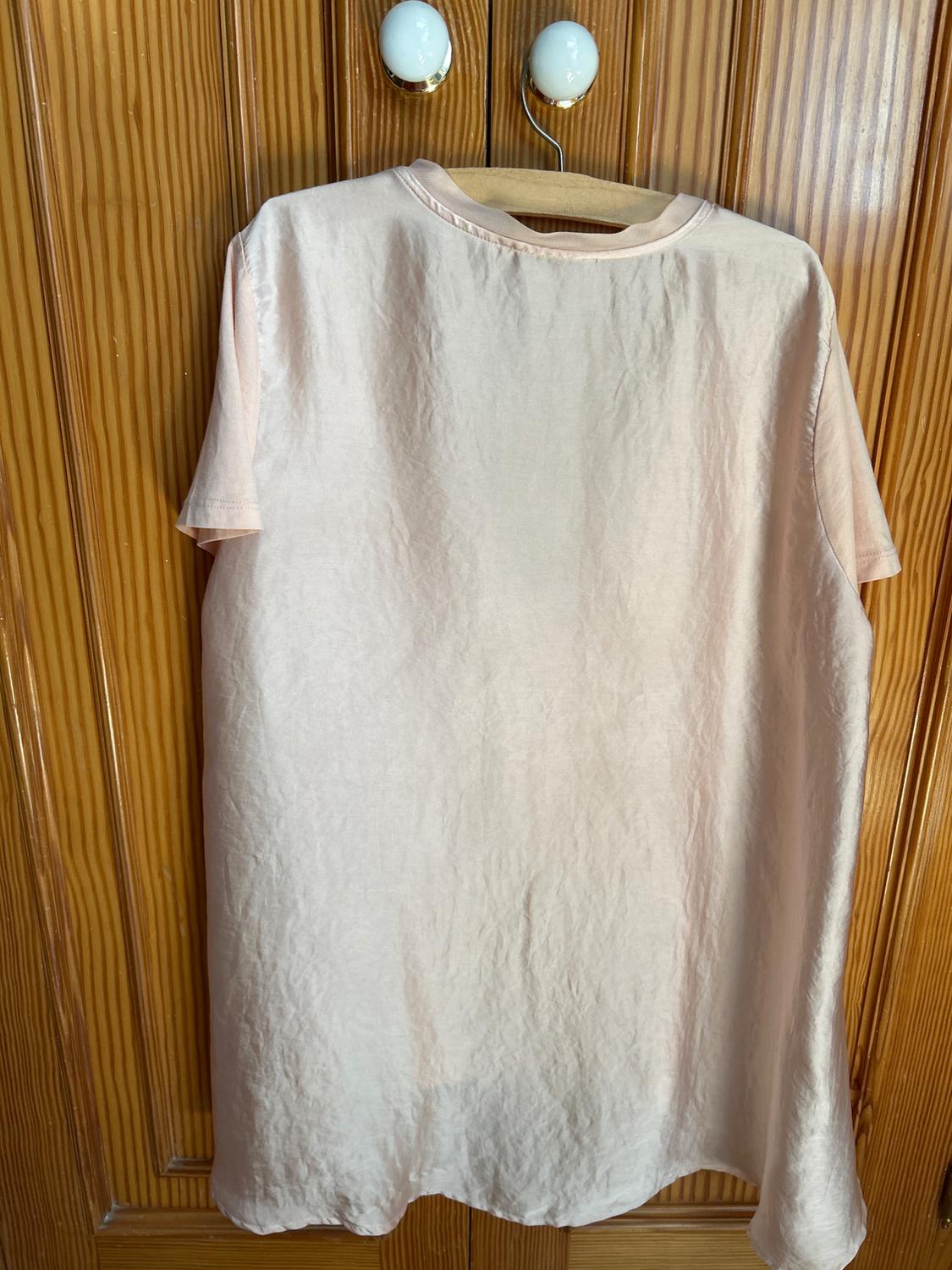 CONTRASTING T-SHIRT WITH IRREGULAR HEM - Image 2