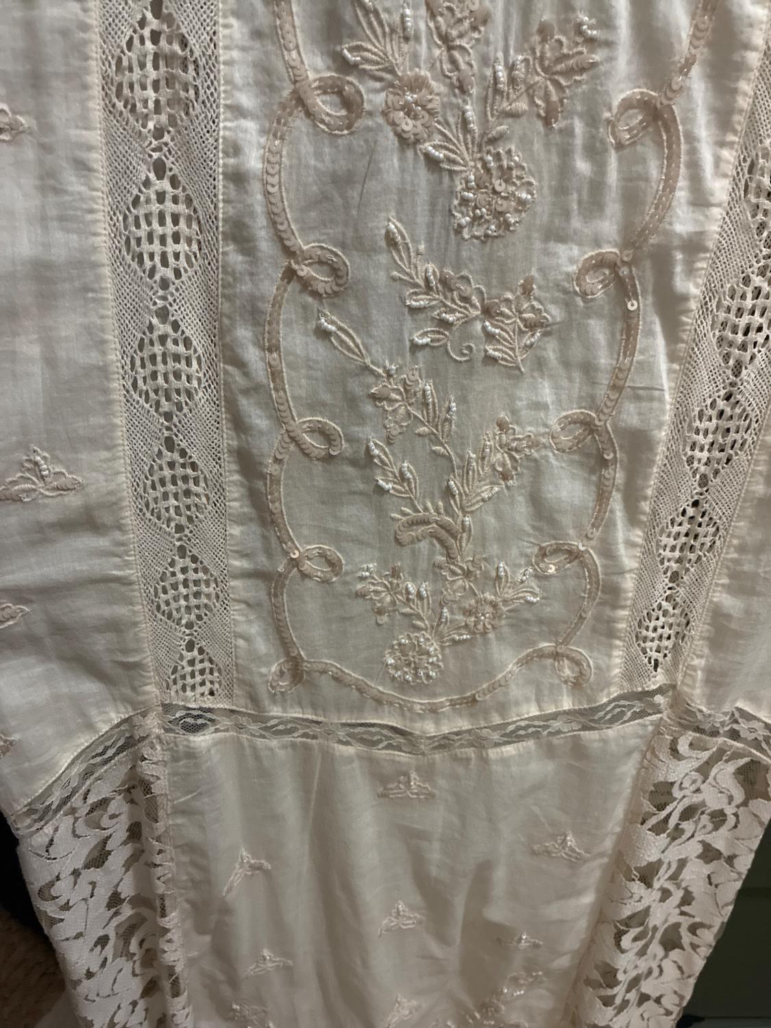 VESTIDO DETALLES LENTEJUELA Y ENCAJES - Image 4