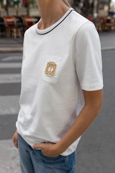 BROŞ DETAYLI KONTRAST RENKLİ T-SHIRT