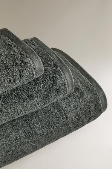 SERVIETTE DE BAIN ÉPONGE COULEUR - Vert foncé de Zara - Image 1