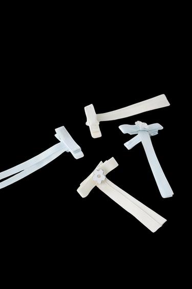 Zara PACK OF FOUR BOW HAIR CLIPS WITH FLOWER - Ecru / Blue