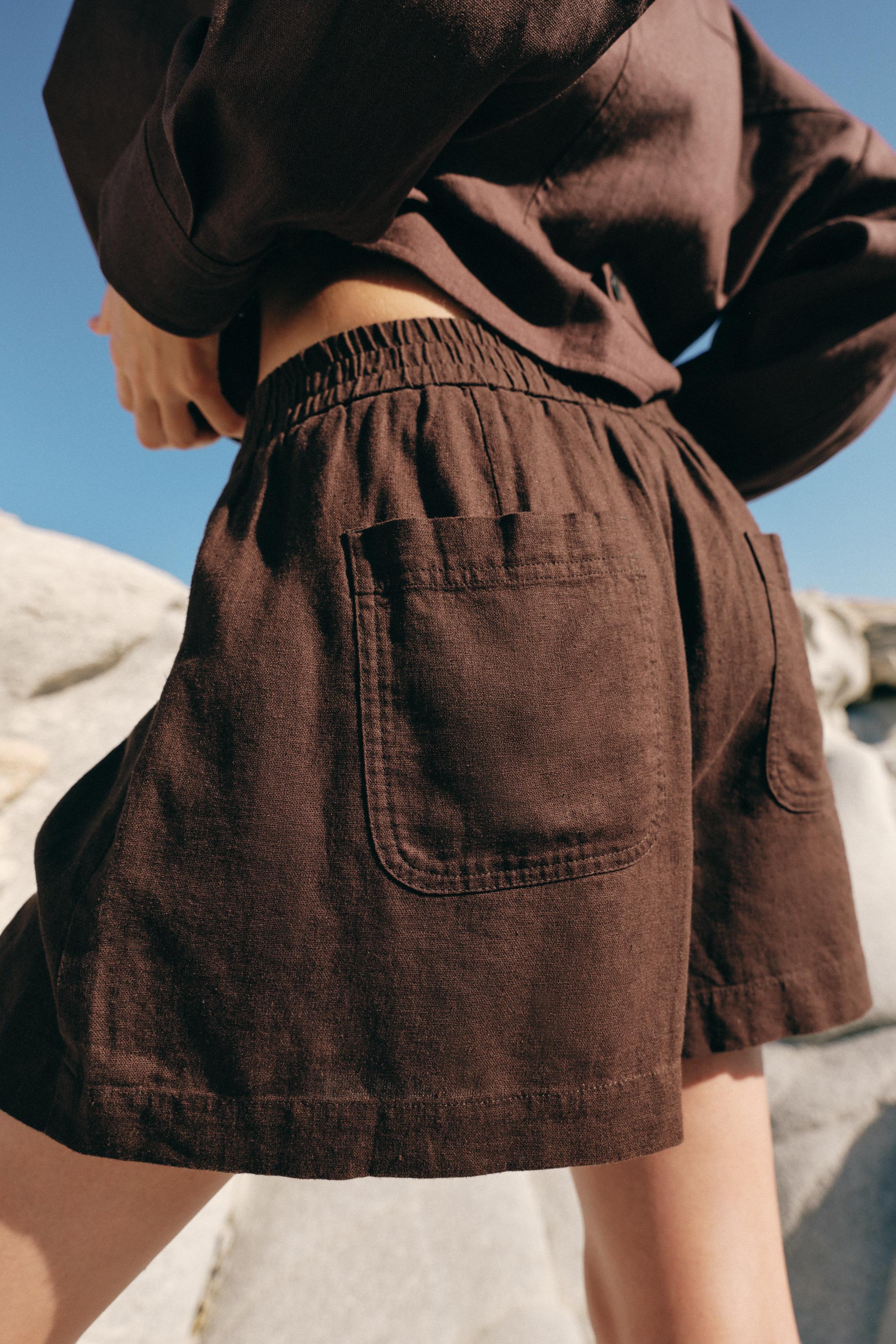 LINEN SHORTS WITH ELASTIC WAIST — Brown