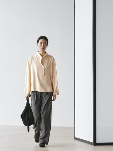 Blusa fluida detalle pechera - Crudo de Zara