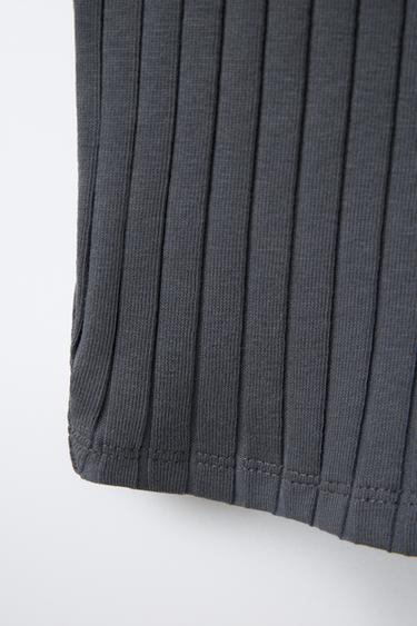 GERIPPTES T-SHIRT MIT TRÄGERN UND SCHNALLEN - Anthrazit von Zara