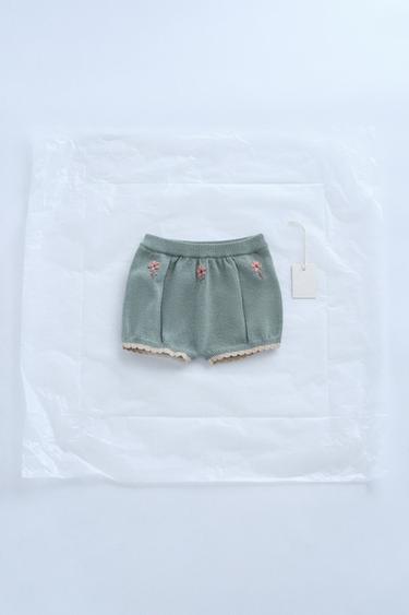 ZARA TIMELESS - BERMUDA PUNTO FLORES BORDADAS - Verde / Azul de Zara - Imagen 0