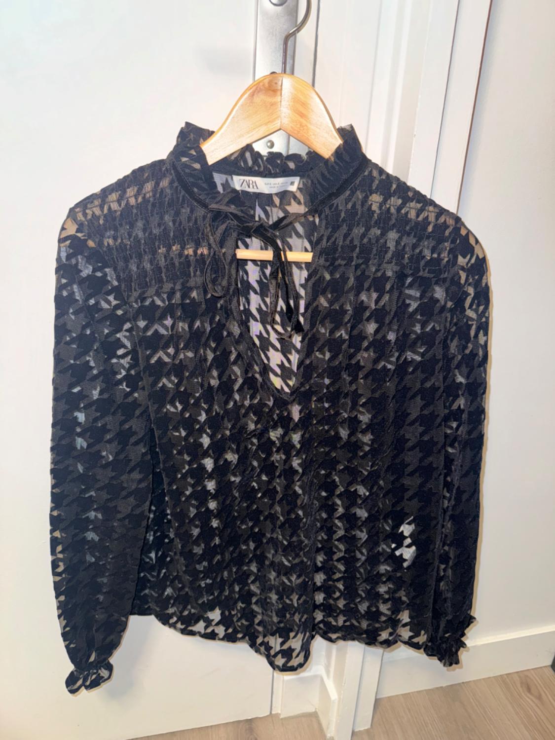 HOUNDSTOOTH BLOUSE WITH FLOCKING