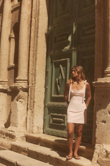 VESTIT CURT ELÀSTIC AMB LLAÇOS - Rosa pastel de Zara