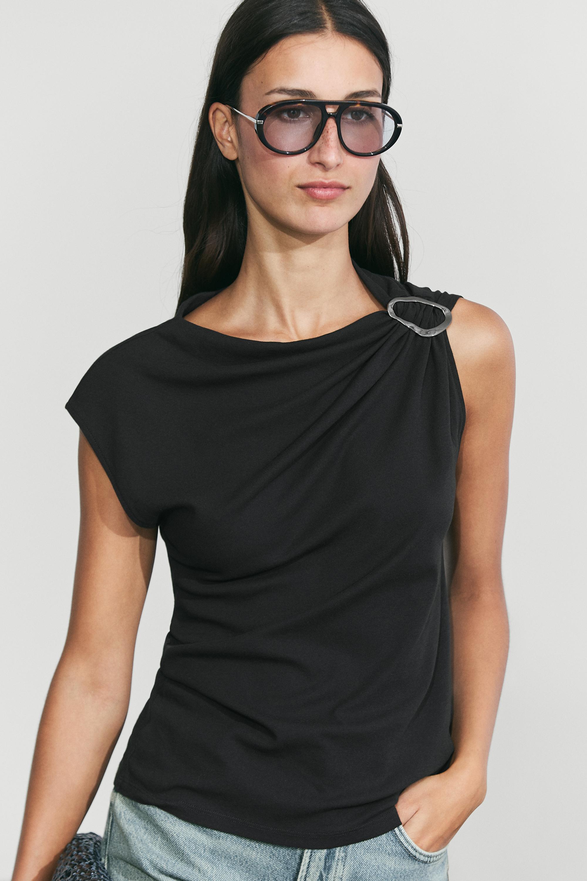 Asymmetric metal detail top