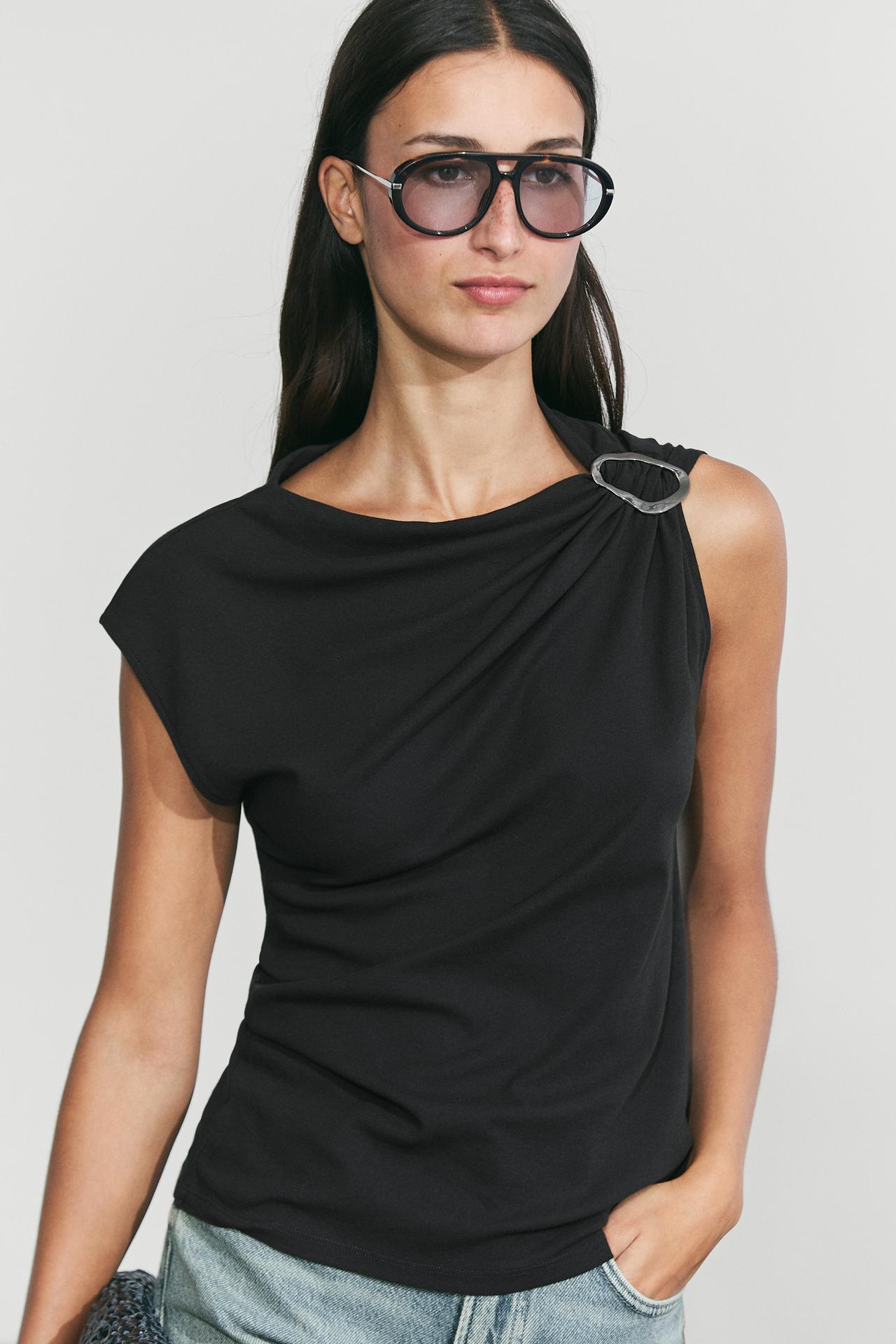 Asymmetric metal detail top — Black