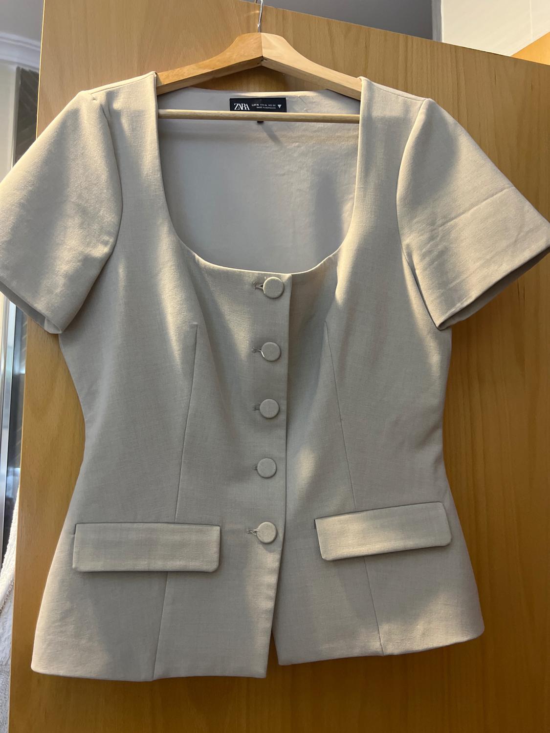 TOP WITH SQUARE-CUT NECKLINE