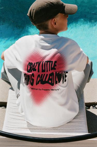 CAMISETA TEXTO "CRAZY LITTLE THING CALLED LOVE" © FREDDIE MERCURY - Blanco de Zara - Imagen 0
