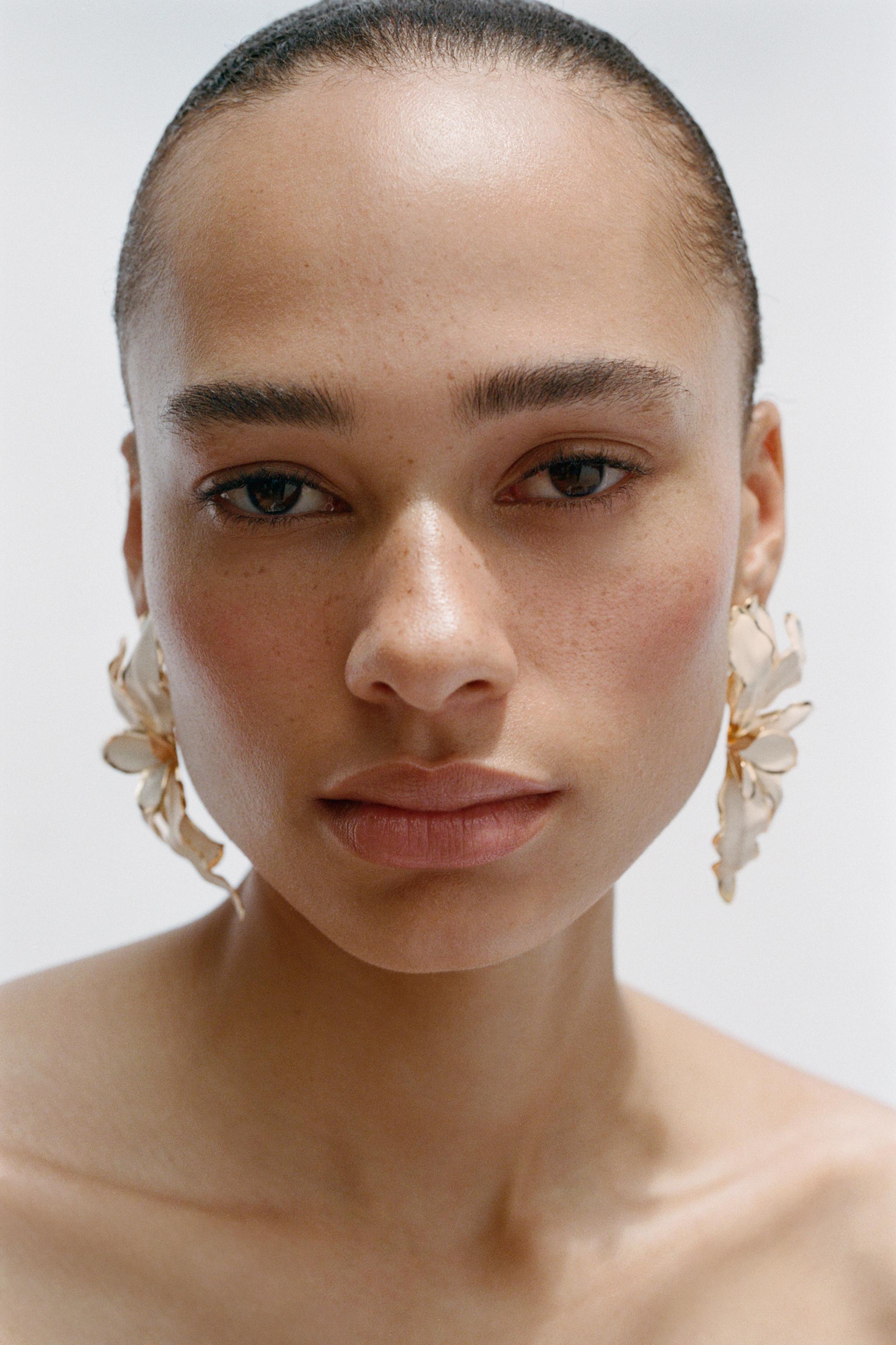EMBOSSED FLOWER EARRINGS — Cream