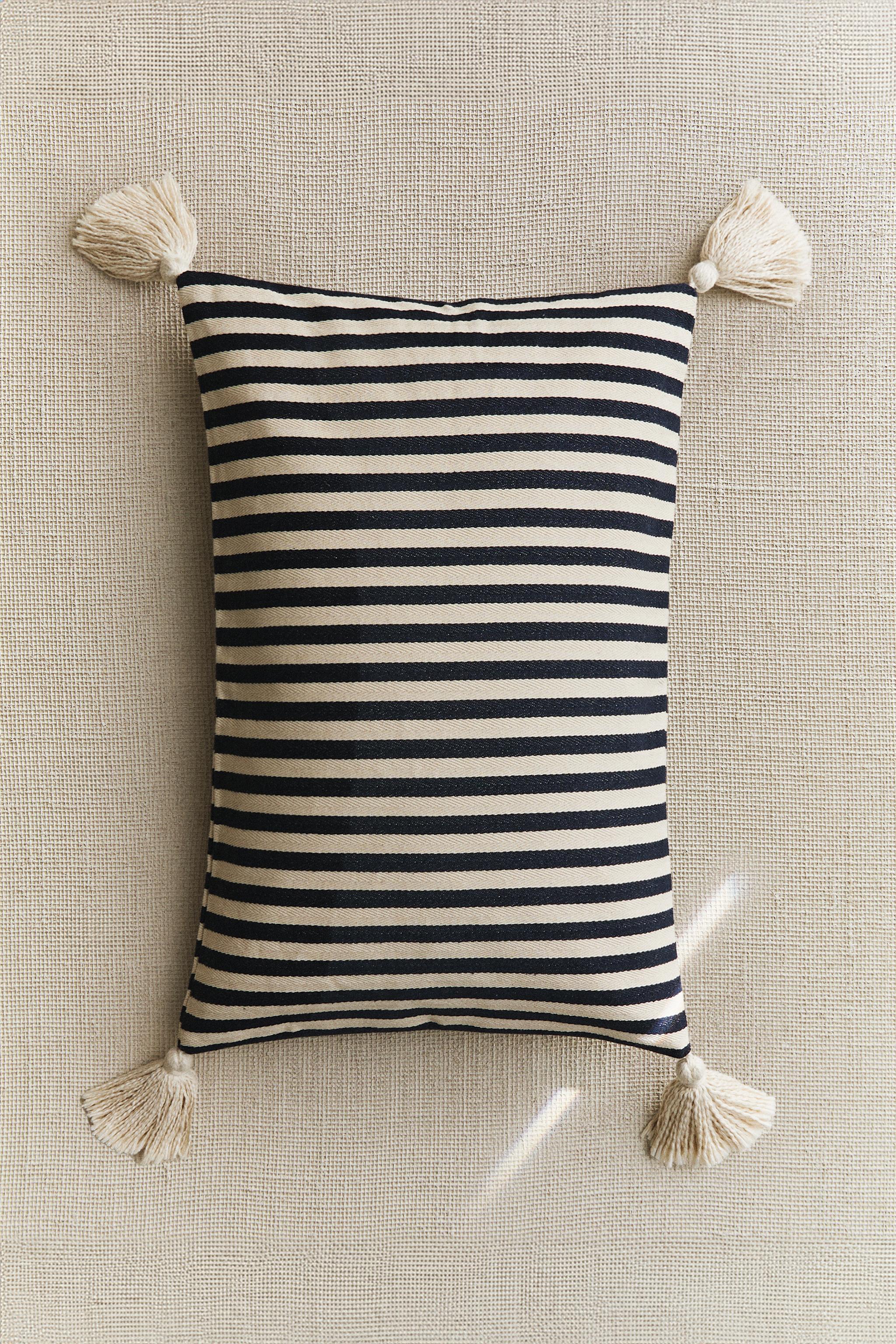 HOUSSE DE COUSSIN POMPONS