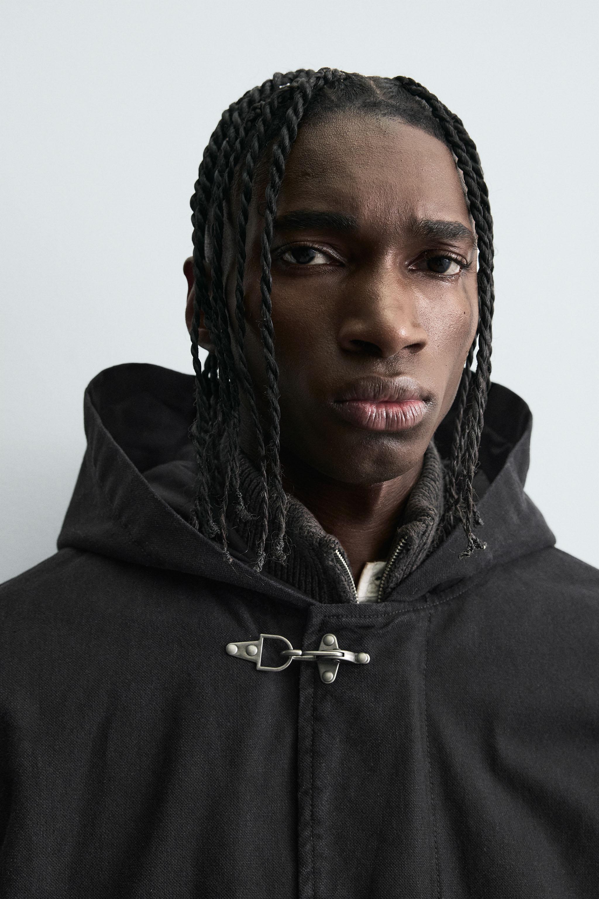 VESTE À CAPUCHE ET BRANDEBOURGS