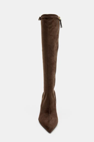 BOTTES À TALONS ET BOUCLE - Marron chocolat de Zara - Image 4