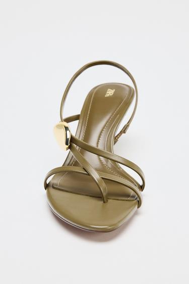 SANDALES À TALONS BRIDES ET PIÈCE MÉTALLIQUE - Vert kaki de Zara - Image 3