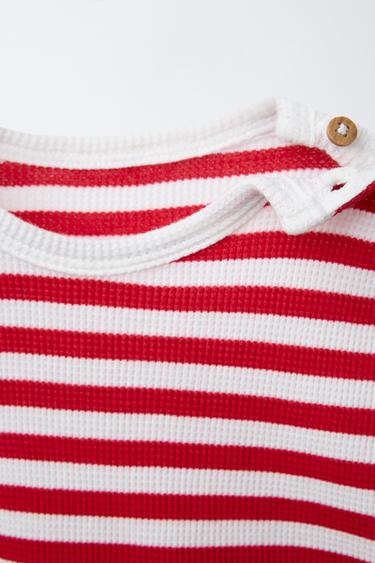 ENSEMBLE T-SHIRT ET BERMUDA GAUFRÉ RAYURES - Rouge de Zara - Image 2