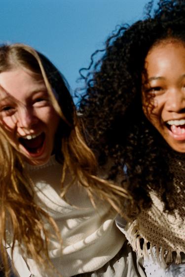 TOP CROPPED 100% رامي - أزرق / رمادي الخاص بـ Zara